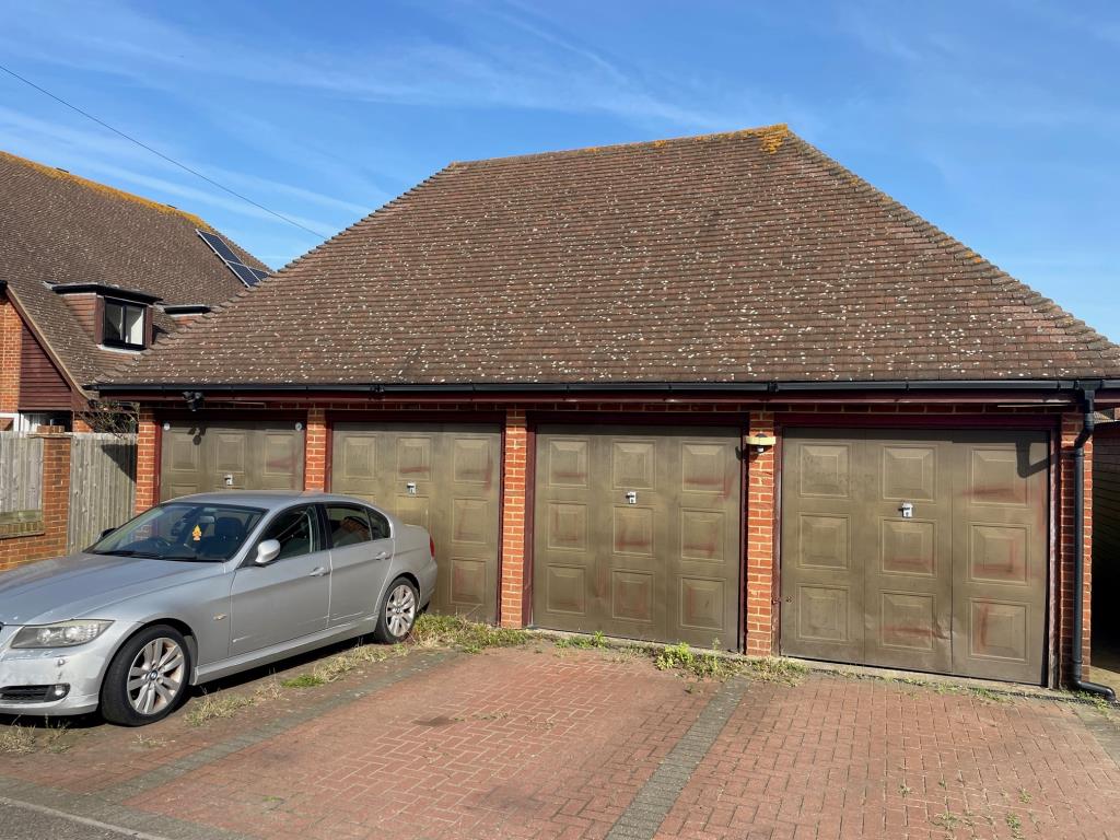 Lot: 10 - THREE-BEDROOM TERRACE HOUSE FOR IMPROVEMENT WITH GARAGE AND PARKING - Garage